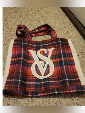 Victoria's Secret Limited Edition 2022 Holiday Plaid Tote Bag Plaid Fleece Trim
